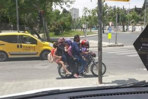 7 kişi bir motosiklette