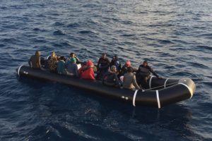 Kuşadası K&ouml;rfezi'nde 10'u &ccedil;ocuk 24 ka&ccedil;ak g&ouml;&ccedil;men yakalandı