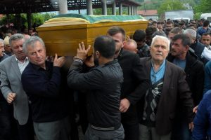 Ka&ccedil;ak madende hayatını kaybeden maden iş&ccedil;isi toprağa verildi