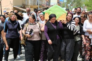 Arazide &ouml;l&uuml; bulunan kadının, &ouml;ld&uuml;r&uuml;ld&uuml;ğ&uuml; ortaya &ccedil;ıktı