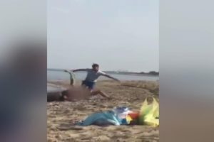Plajda &ccedil;ıplak gezen adama meydan dayağı