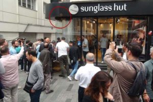 Reklam panosunu kaplayan arılar b&uuml;y&uuml;k panik yarattı