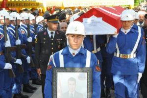 Şehit astsubay g&ouml;zyaşlarıyla son yolculuğuna uğurlandı