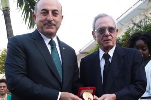 &Ccedil;avuşoğlu'ndan K&uuml;balı tarih&ccedil;iye &ouml;d&uuml;l