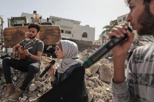 Gazze'deki AA ofisinin bulunduğu binanın enkazında şarkı yarışması