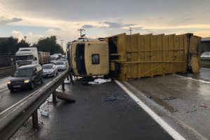 Yağış kazaları getirdi, &ccedil;&ouml;p kamyonu devrildi