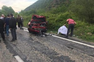 Otomobiller kafa kafaya &ccedil;arpıştı: 1 &ouml;l&uuml;, 4 yaralı