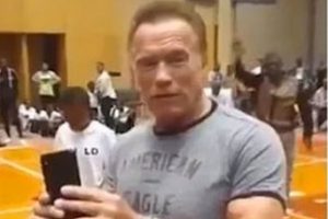 Arnold Schwarzenegger'e uçan tekmeli saldırı!