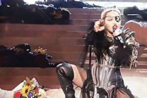 Madonna İsrail'deki Eurovision finaline Filistin bayrağıyla damga vurdu