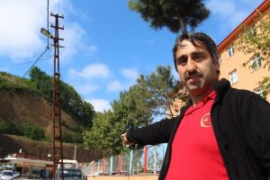 Elektrik direğine Karadeniz usul&uuml; &ccedil;&ouml;z&uuml;m