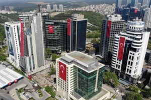 G&ouml;kdelenler kırmızı beyaza b&uuml;r&uuml;nd&uuml;