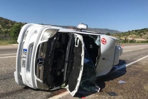 Sınava giden &ouml;ğrencileri taşıyan minib&uuml;s kaza yaptı