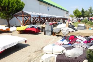 Bursa'da belediye pazarı kamyonlarla kapattı, esnaf mallarını yaktı
