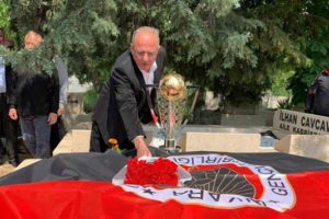 İlhan Cavcav'ın kabrine kupalı ziyaret