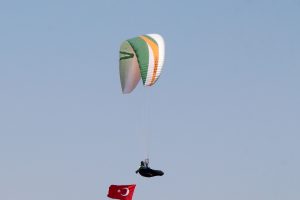 Yama&ccedil; paraş&uuml;t&ccedil;&uuml;lerinden 19 Mayıs atlayışı