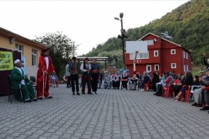 Sahne tozunu k&ouml;ylere taşıyorlar