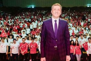 Bakan Sel&ccedil;uk'tan gen&ccedil;lere &ouml;zel paylaşım