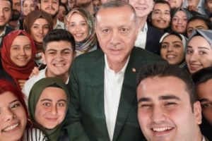 Cumhurbaşkanı Erdoğan'dan gen&ccedil;lerle selfie paylaşımı
