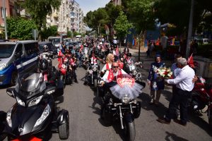 19 Mayıs'ın 100'&uuml;nc&uuml; yılında evlenip, 100 motosikletle tur attılar