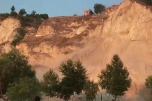 Dağdan kopan dev kaya par&ccedil;ası kafenin &uuml;zerine d&uuml;şt&uuml;