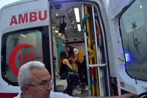 İki otomobil &ccedil;arpıştı! 3 yaralı
