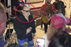 Solist, sahne aldığı sırada hayatını kaybetti! O anlar b&ouml;yle g&ouml;r&uuml;nt&uuml;lendi