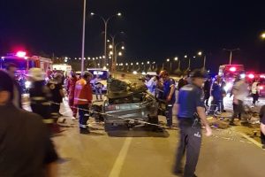 İki otomobil kafa kafaya &ccedil;arpıştı: 7 yaralı