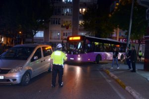 Aracını kavşakta park etti, trafiği kilitledi
