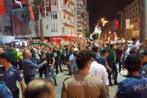 Denizli'de şampiyon iki takımın taraftarları kavga etti