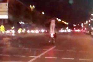 Motosikletli gen&ccedil; kızdan korkutan yolculuk