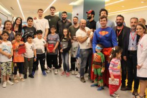 Basketbolculardan &ccedil;ocuk hastalara anlamlı ziyaret