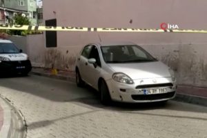 Ara&ccedil;taki 4 kilo altını &ccedil;alıp ka&ccedil;tılar