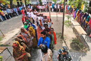 Hindistan'da ilk sonu&ccedil;lara g&ouml;re Narendra Modi &ouml;nde