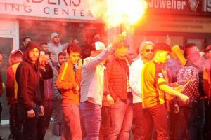 Bel&ccedil;ika'da Galatasaray taraftarları sokağa d&ouml;k&uuml;ld&uuml;
