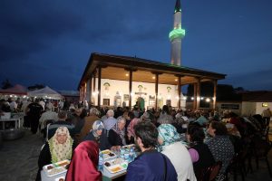 Bursa'dan Bulgaristan'daki caminin bah&ccedil;esinde iftar yemeği