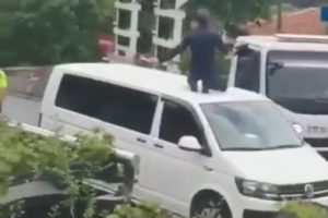 Polise direnen UBER s&uuml;r&uuml;c&uuml;s&uuml; aracının &uuml;st&uuml;nde otoparka g&ouml;t&uuml;r&uuml;ld&uuml;!
