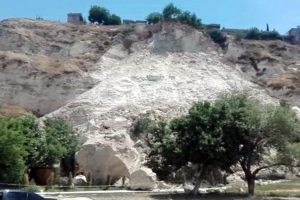 Birecik'te heyelan oluşan b&ouml;lgedeki yol kapatıldı