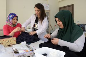 Bursa'da Osmangazi'den kadınlara giyim kursu eğitimi