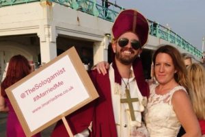 Kendiyle evlenen kadın nikah tazeledi