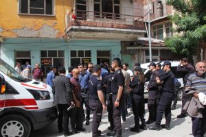 Yaşlı adamı kurtarmak i&ccedil;in camı kırdı, &ccedil;abaları sonu&ccedil;suz kaldı