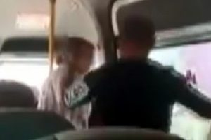 Eşini yolcu minib&uuml;s&uuml;nde yumrukladı