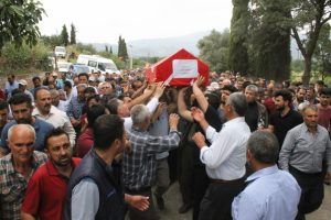 İzmir şehidini g&ouml;zyaşlarıyla uğurladı