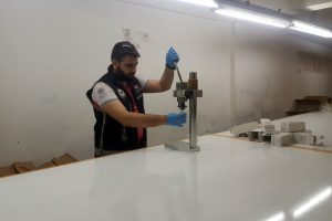 Bah&ccedil;elievler'de sahte parf&uuml;m operasyonu