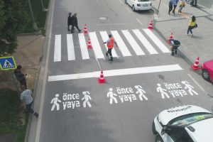 Yollara '&Ouml;nce Yaya' g&ouml;rselleri &ccedil;izildi