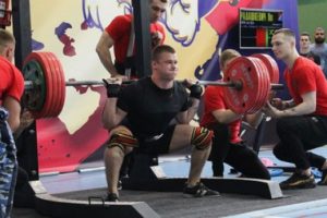 Rus halterci 250 kiloluk halteri kaldıramayınca bacakları kırıldı