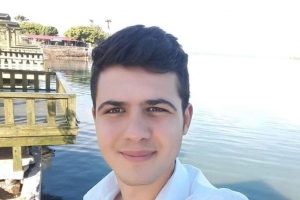Otomobil ile &ccedil;arpışan motositletin s&uuml;r&uuml;c&uuml;s&uuml; can verdi!