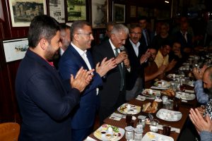 Binali Yıldırım sahurda vatandaşlarla bir araya geldi