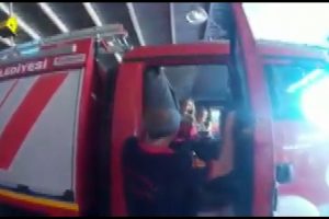 Yangını s&ouml;nd&uuml;rmek i&ccedil;in koşan itfaiye erine, ailesinden b&uuml;y&uuml;k s&uuml;rpriz