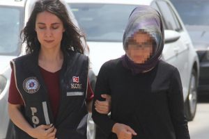 Kocasının &uuml;zerine kayıtlı hattan ByLock kullanan kadına g&ouml;zaltı