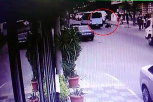 Gen&ccedil; kız kapısı a&ccedil;ık minib&uuml;sten yola d&uuml;şt&uuml;